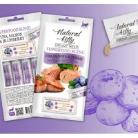 Ласощі для котів Natural Kitty Creamy Treats Superfood Blend: лосось, тунець і чорниця, в желе, 4 стіки по 12 г